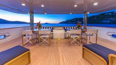 Aft deck seating