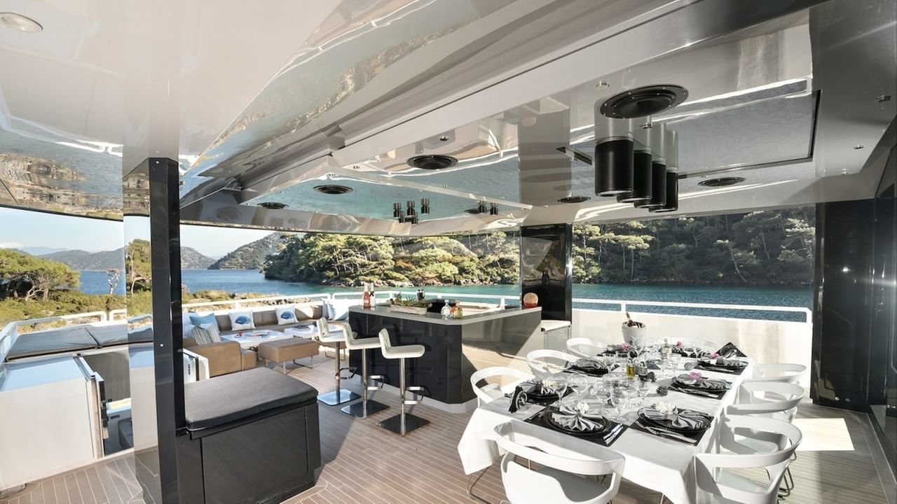 Upper deck al fresco living area