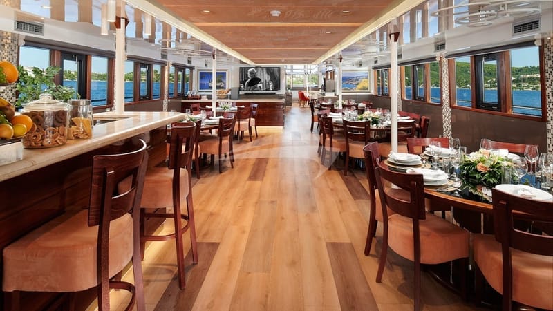 QUEEN ELEGANZA Salon