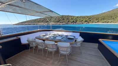 Flybridge Dining