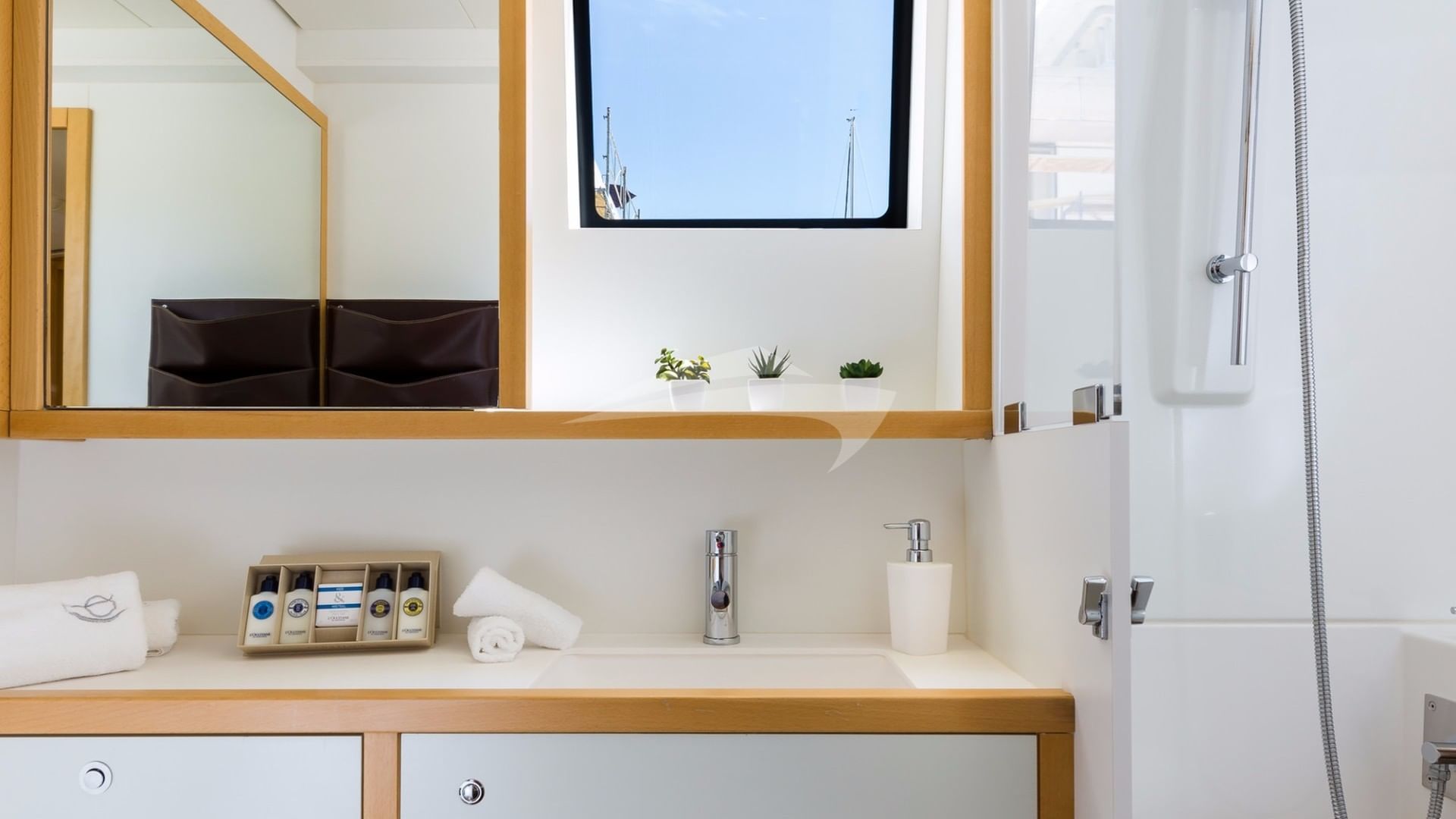 ARCTIC QUEEN BATHROOM