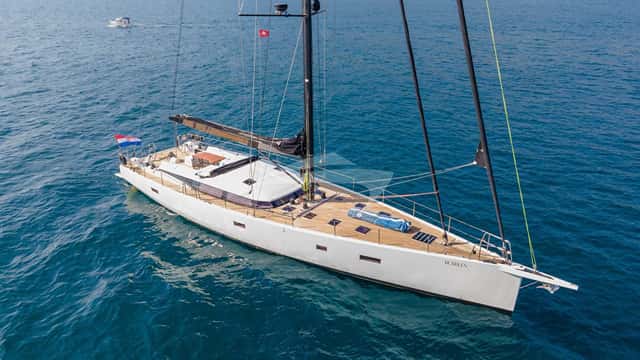 BUBBLES yacht charter photo 4