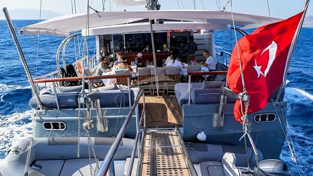 VIRTUOSO yacht charter photo 4