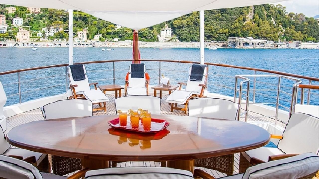 Aft Dining and Son Loungers