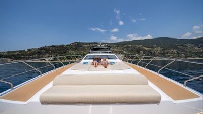 Lounge beds in the bow