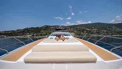Lounge beds in the bow