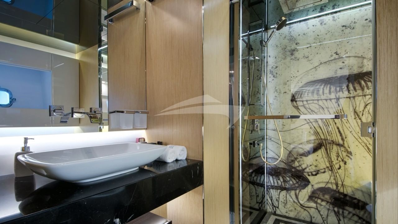 Twin en suite with shower