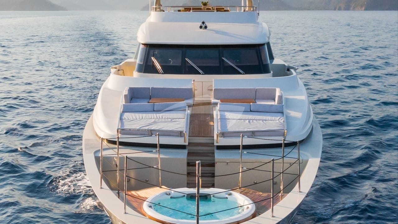 Bow with foredeck Jacuzzi