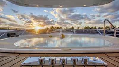 Deck Jacuzzi