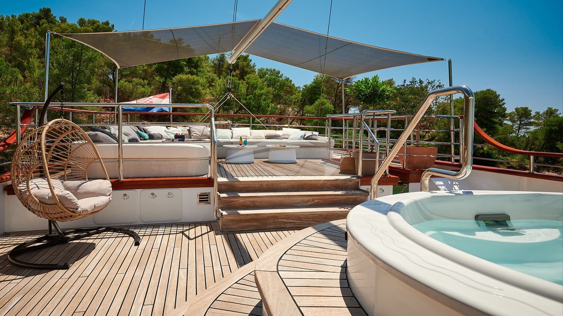 Sundeck stern