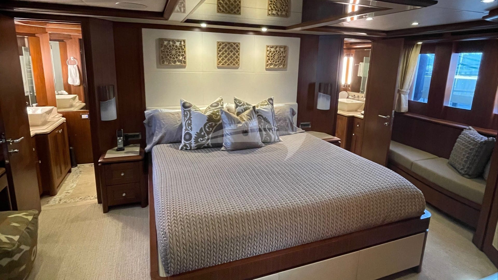 Master with his and hers full en suite