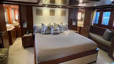 Master with his and hers full en suite