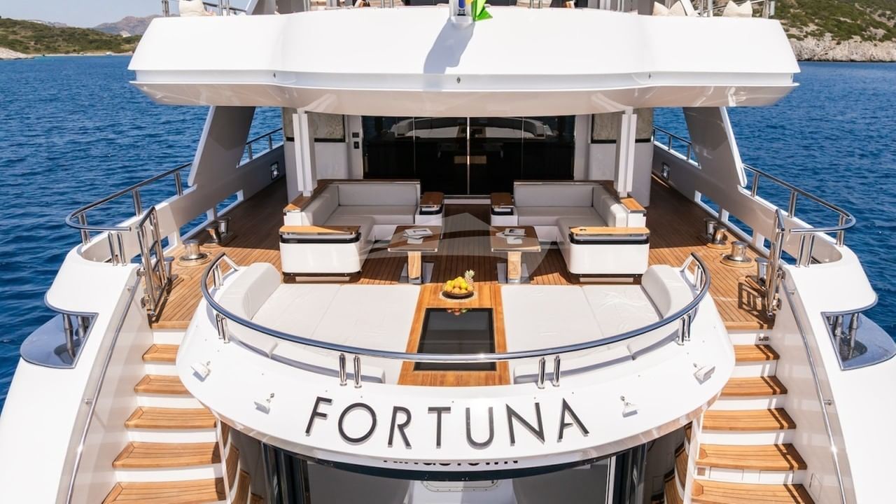 Main deck aft seating