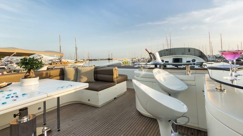 Motor Yacht Amoraki fly bridge