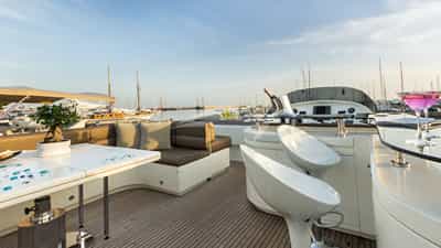Motor Yacht Amoraki fly bridge