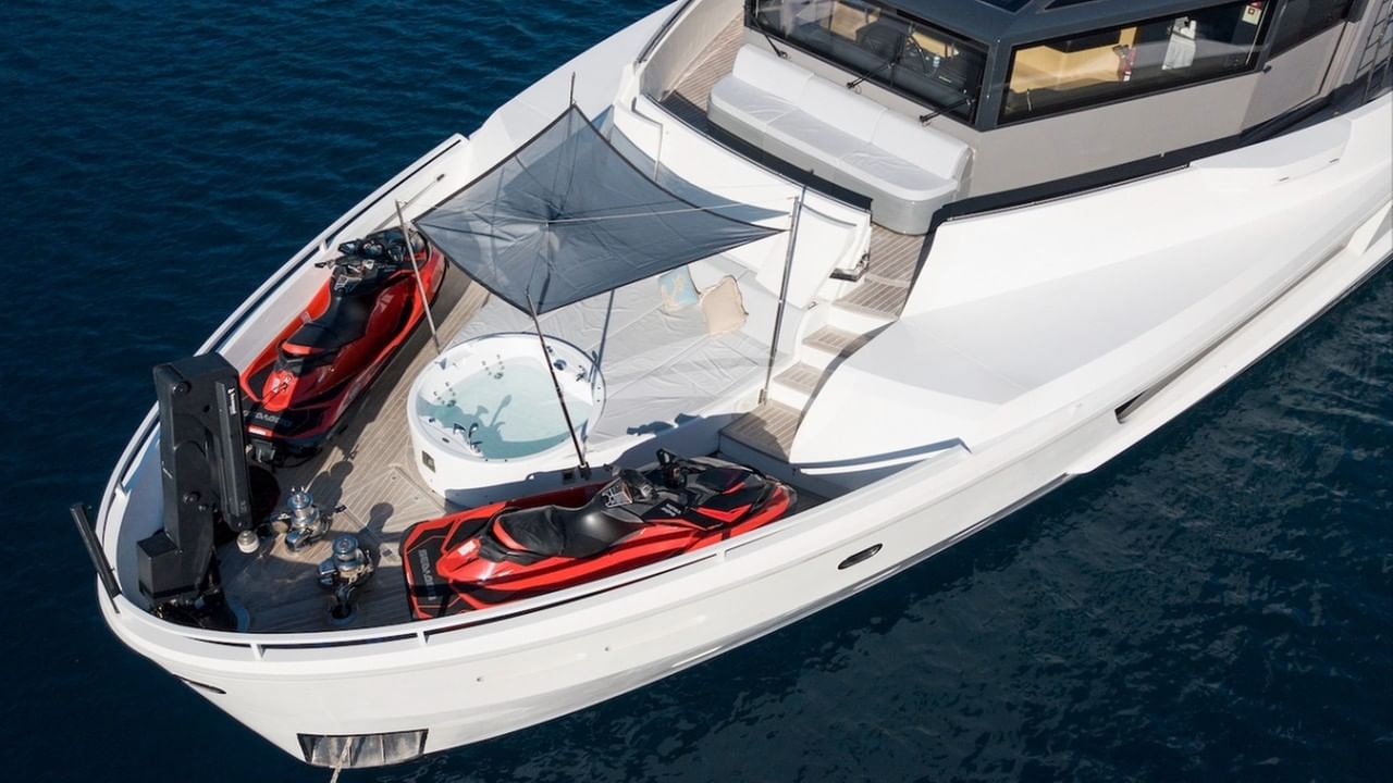 Foredeck wth Jacuzzi