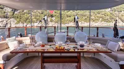 Aft Seating & Dining Area