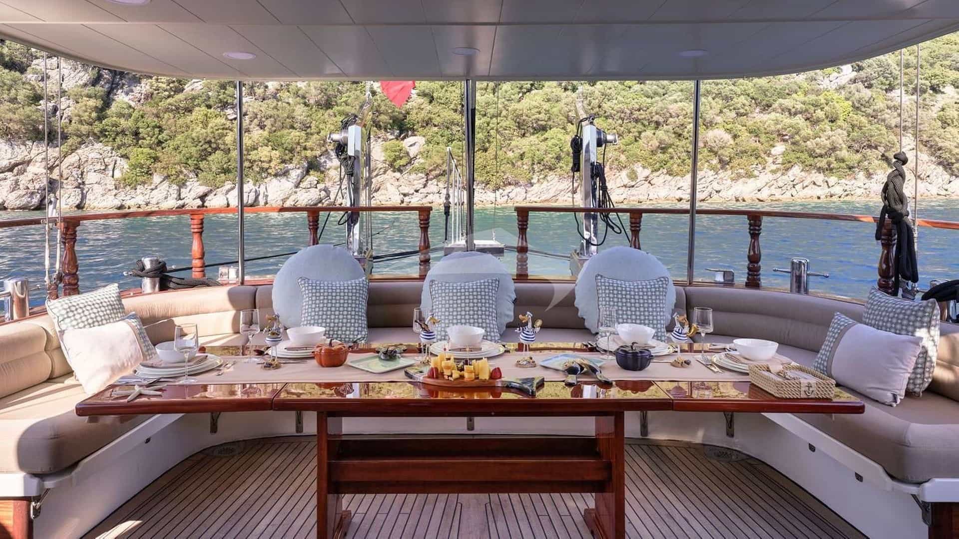 Aft Seating & Dining Area