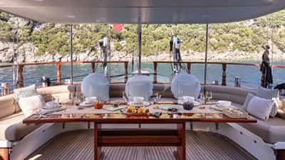 Aft Seating & Dining Area