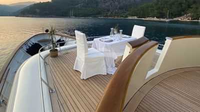 Upper Foredeck set up for Dining (althernative sunpad)
