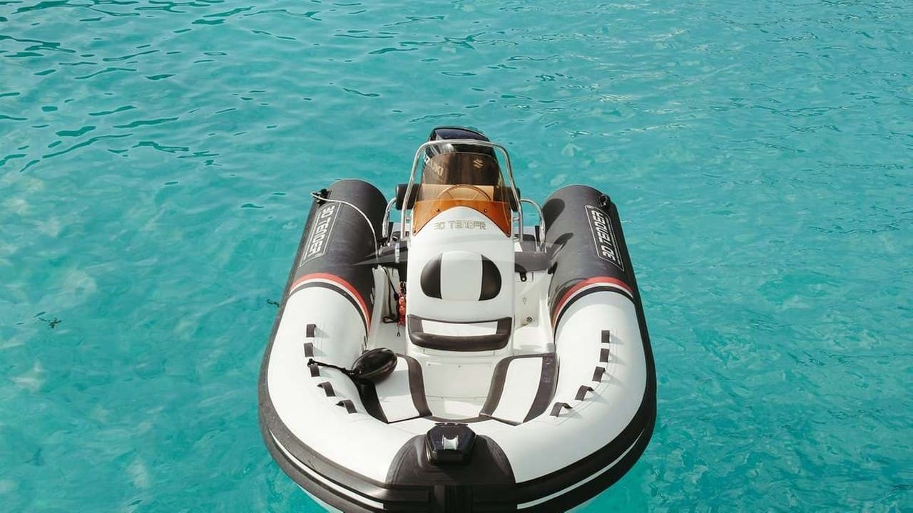 Large 90 horsepower tender with an expanded tenderlift