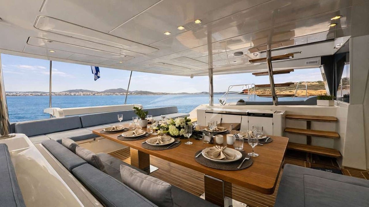 Royal-Destiny-cocpit-table