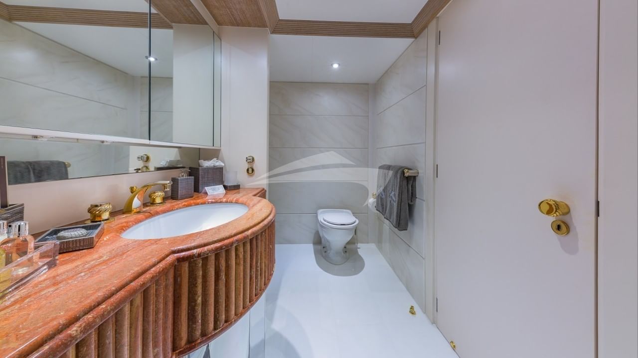 Twin guest suite bathroom 