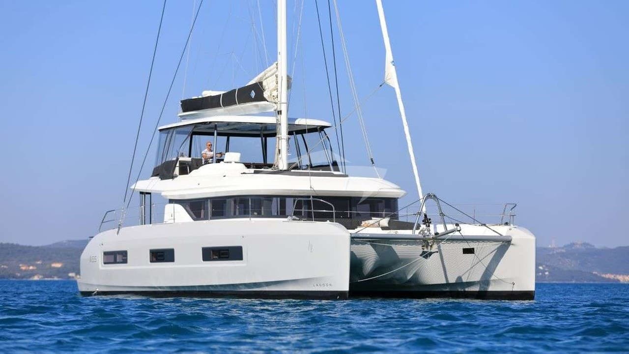 CHAMPAGNE PLEASE, photo from the yacht portfolio 18