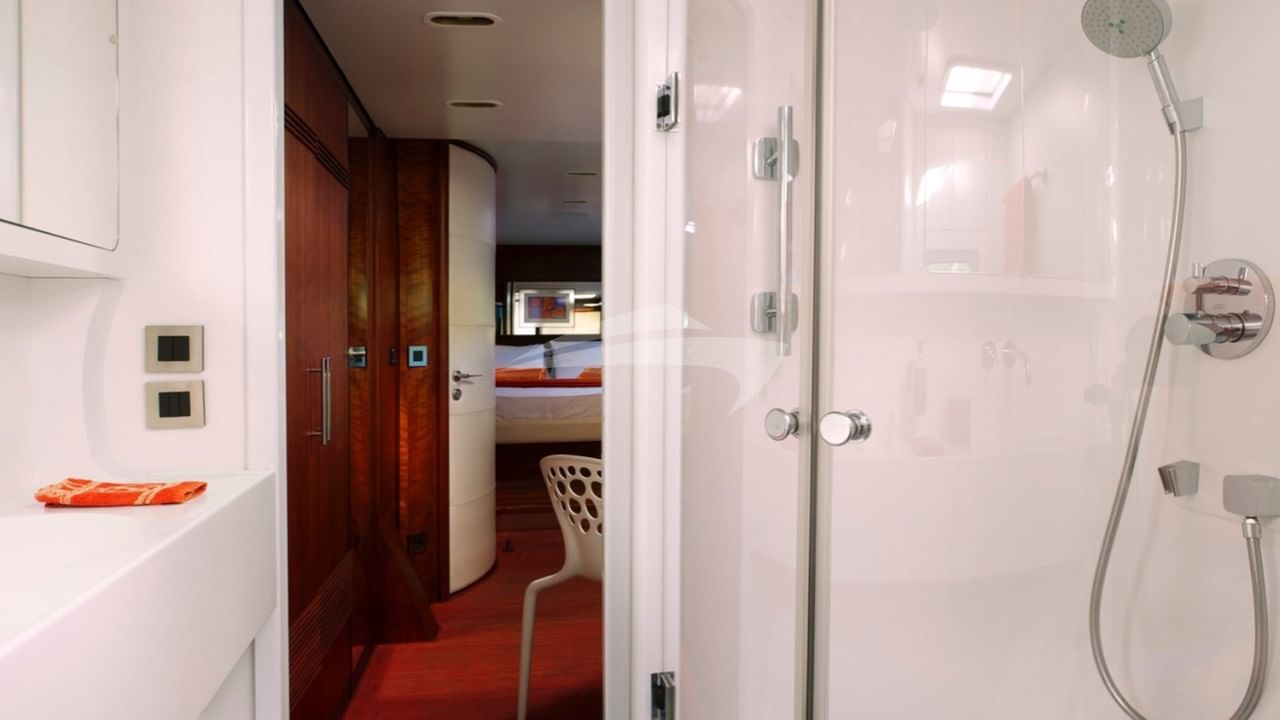 Master en-suite bathroom