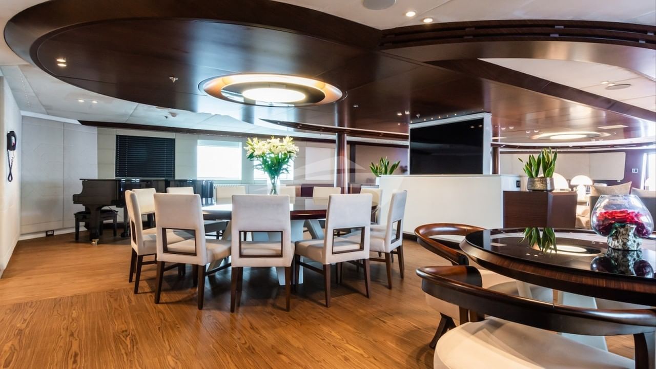 Main deck dining