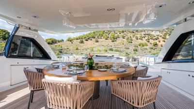 Flybridge al fresco dining