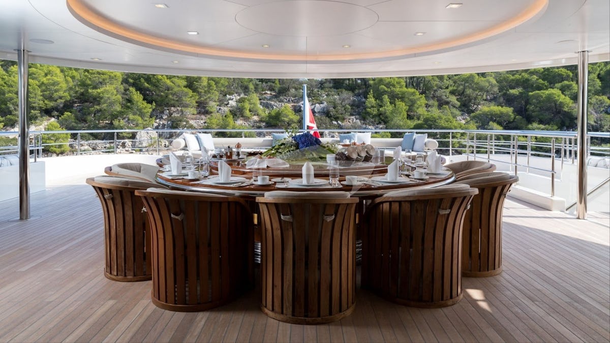 Aft deck space and dining table Aft deck space and dining table