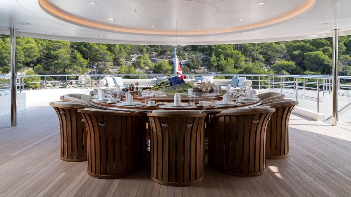 Aft deck space and dining table