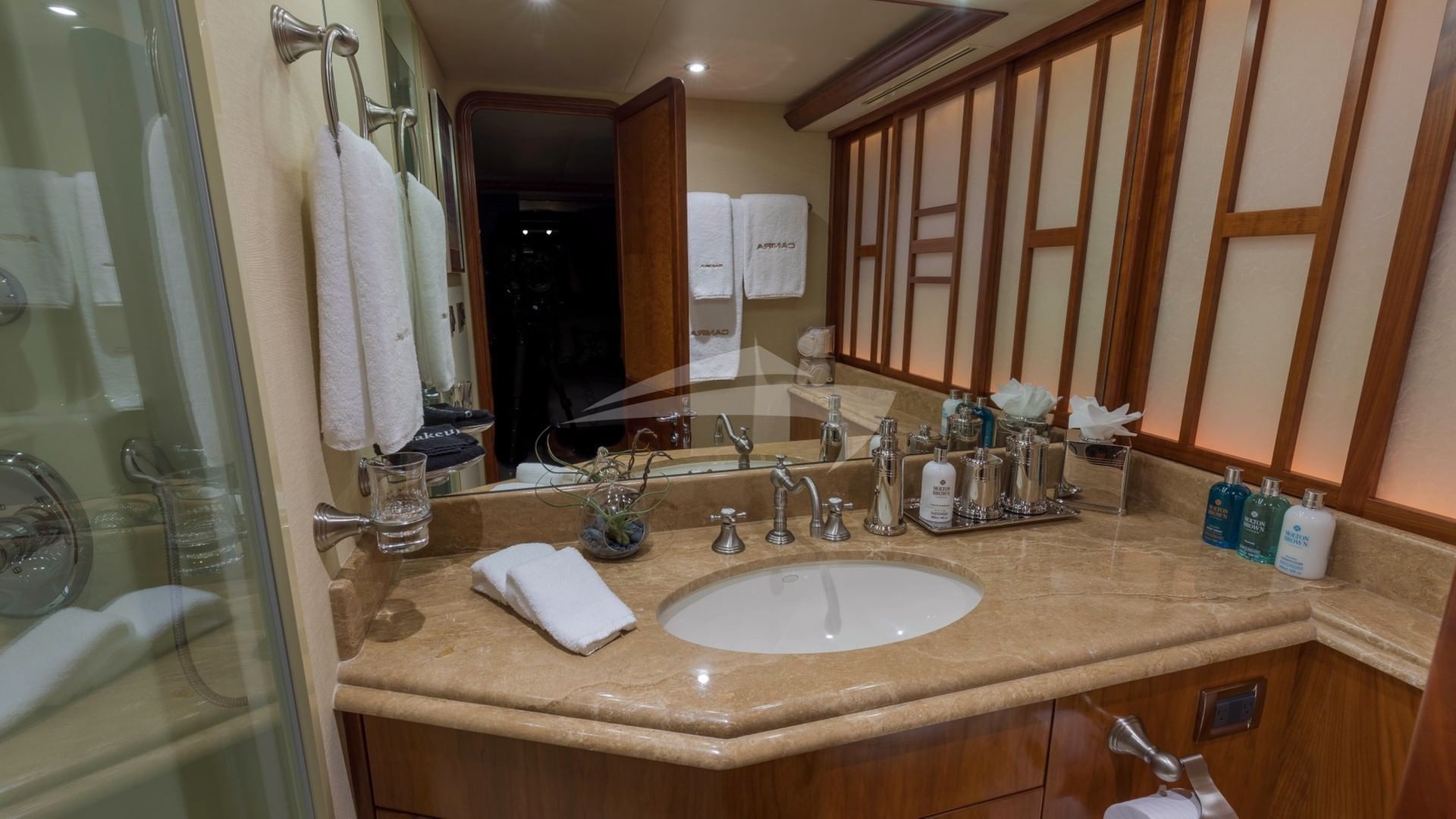 Starboard Twin Ensuite w/ Shower