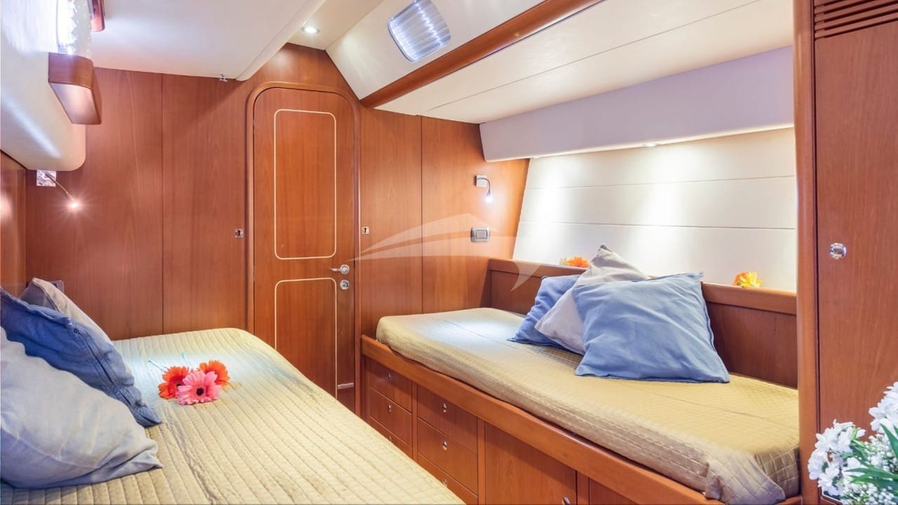 ELISE WHISPER Guest Cabin 1