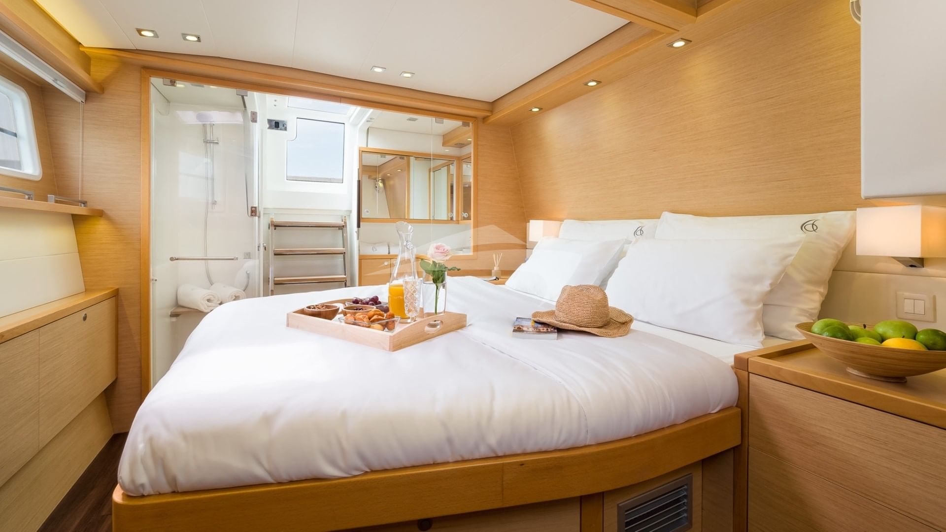 ARCTIC QUEEN MASTER CABIN