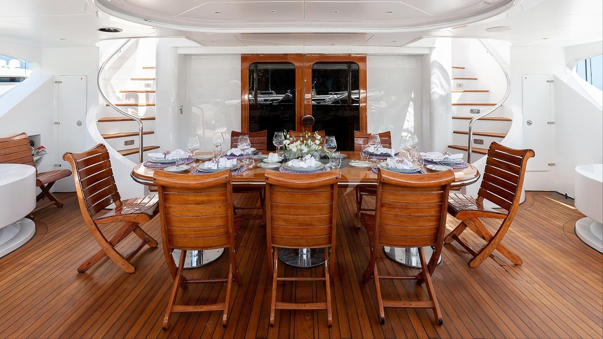 Aft deck and outdoor dining