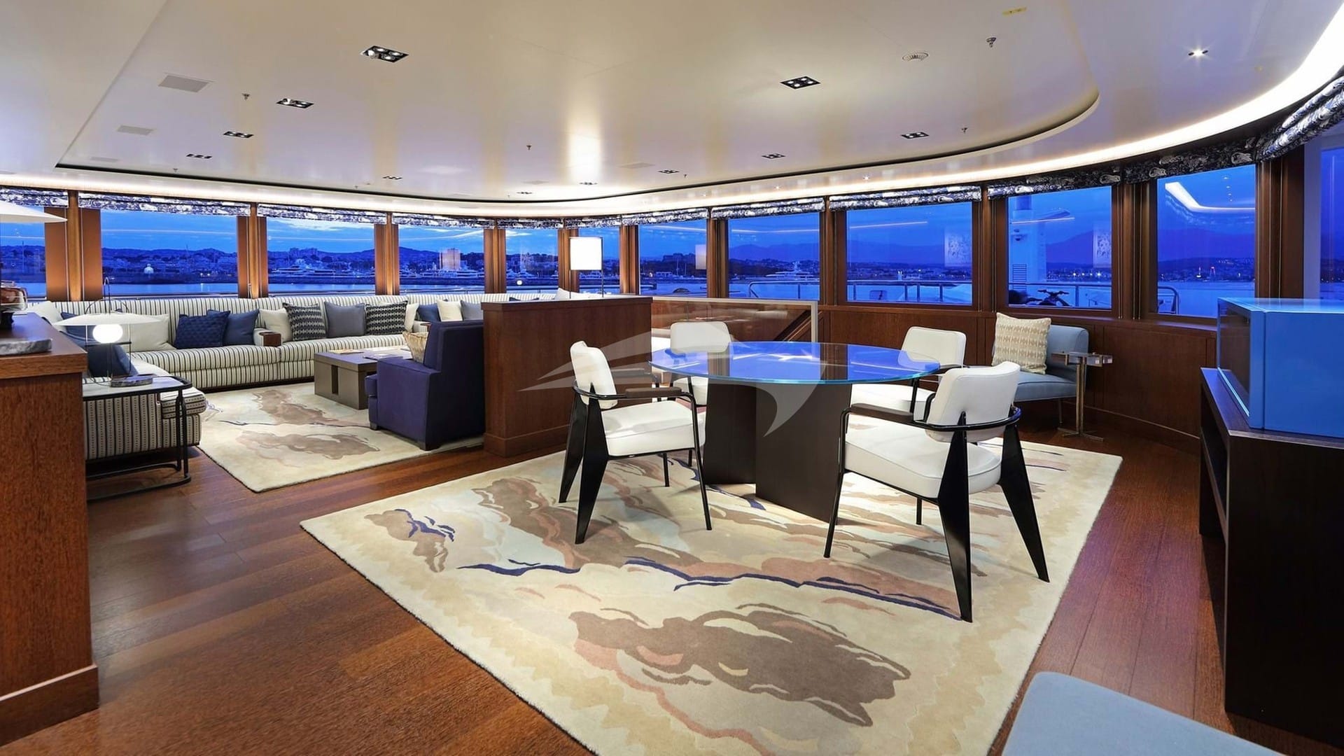 Upper deck observation lounge