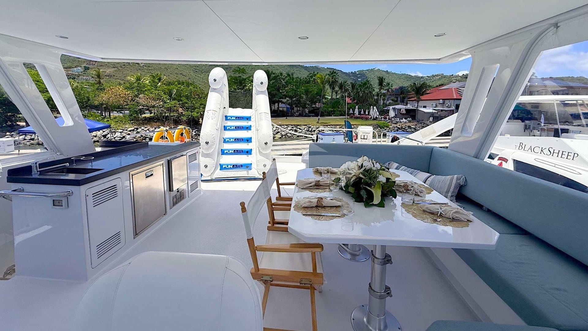 Spacious lounging on the flybridge