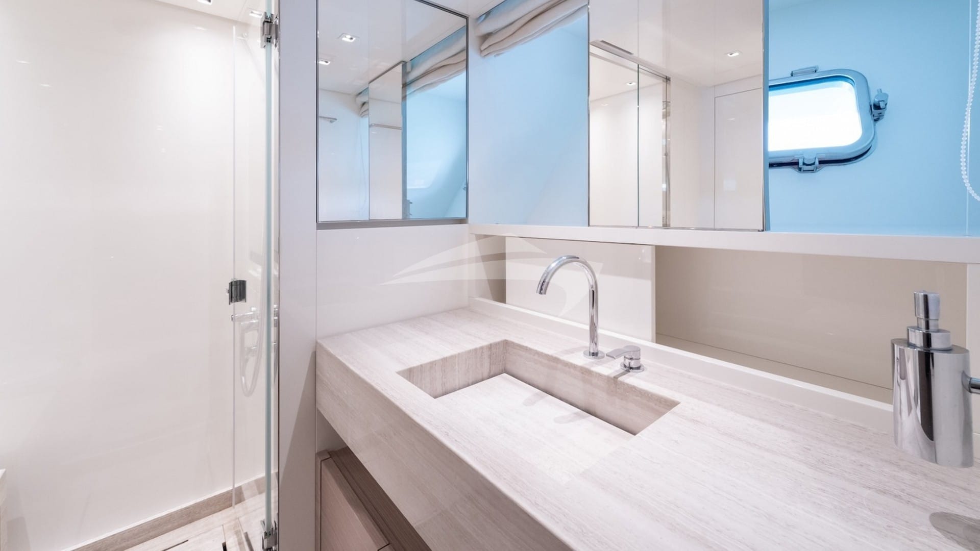 Guest double en suite with shower