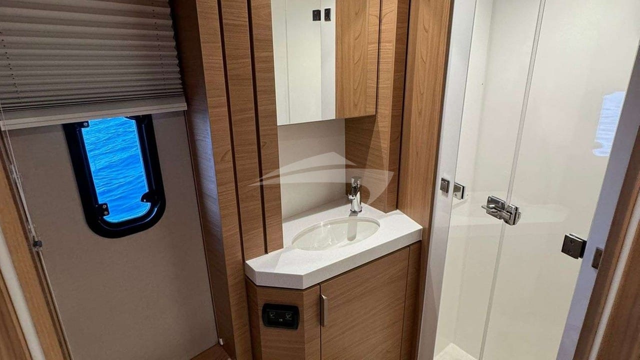 Master cabin bathroom starboard aft