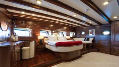 Master stateroom full-beam