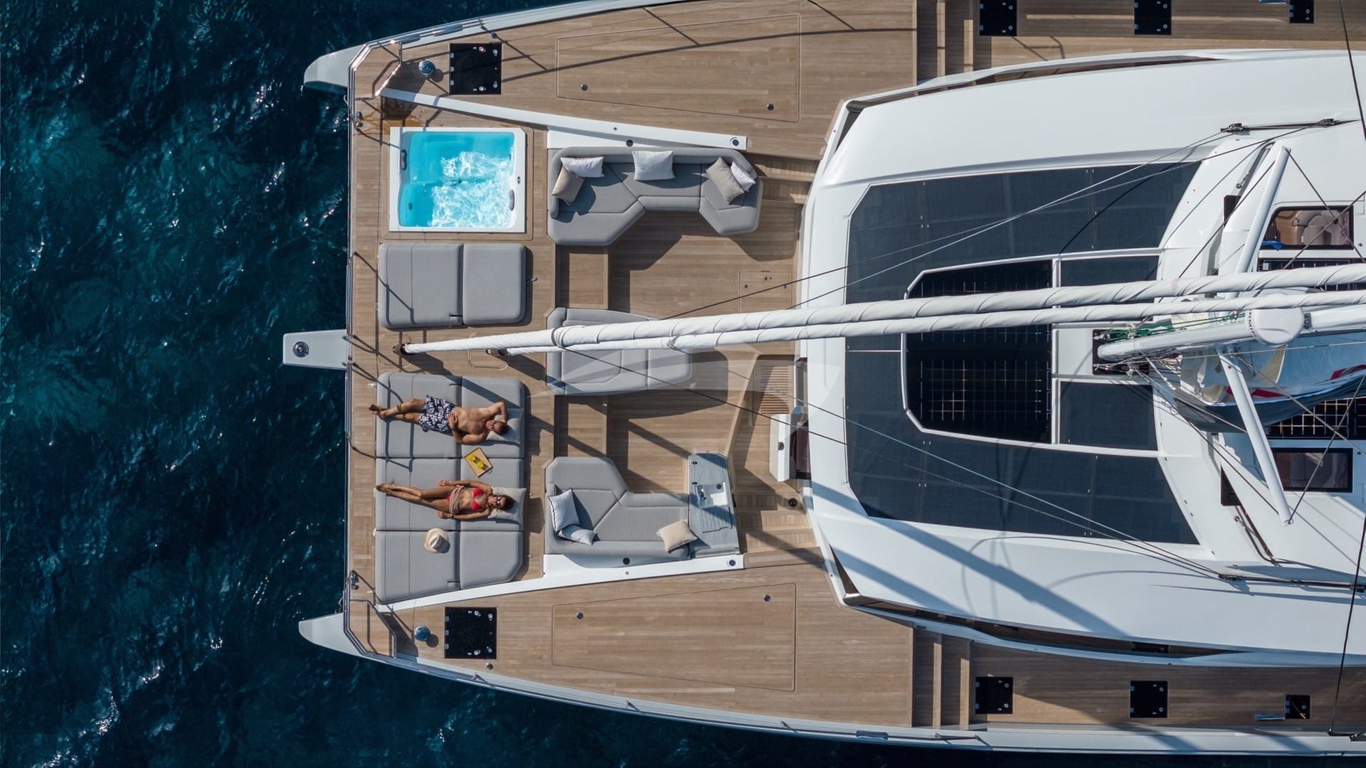 Foredeck lounging and jacuzzi