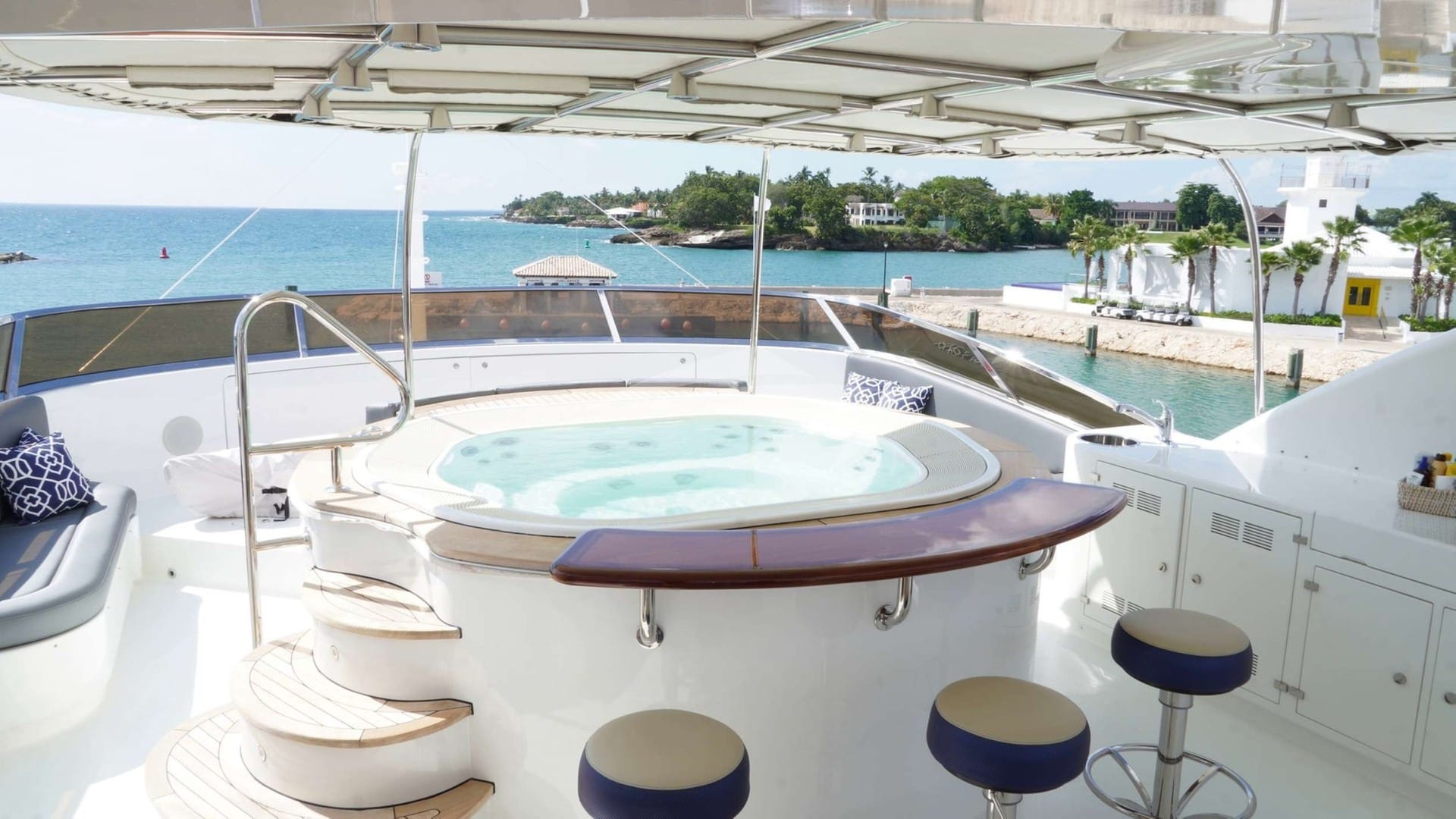 Jacuzzi for 6 guests