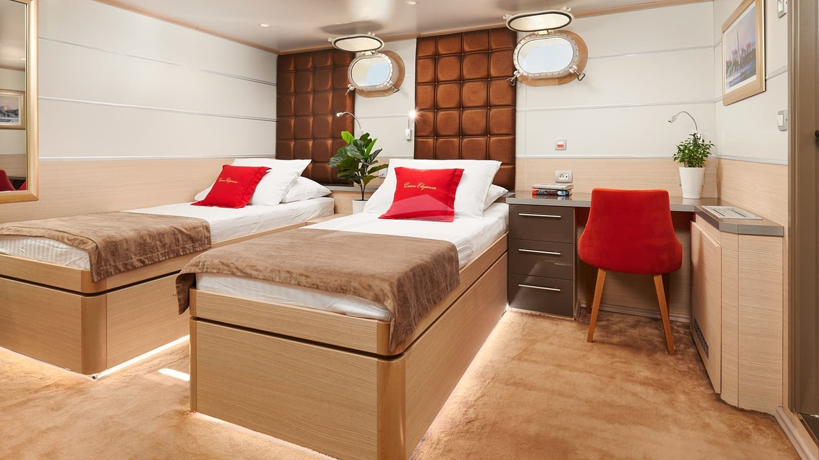 QUEEN ELEGANZA, photo from the yacht portfolio 28