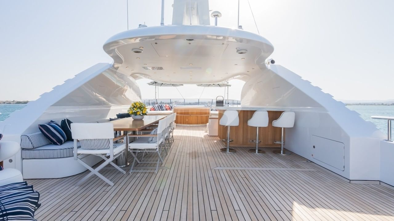 Sundeck al fresco dining and bar