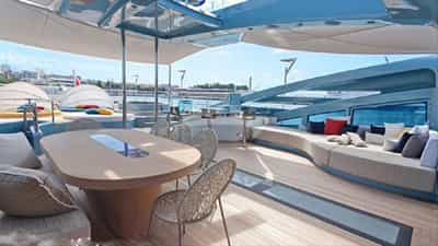Sun & Jacuzzi Deck