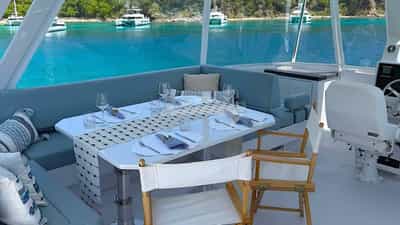 Flybridge table and seating