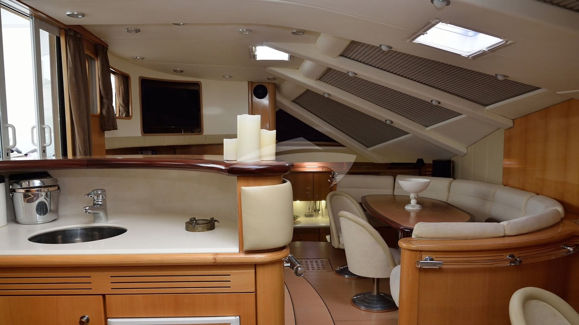 Wet Bar & Dining Area