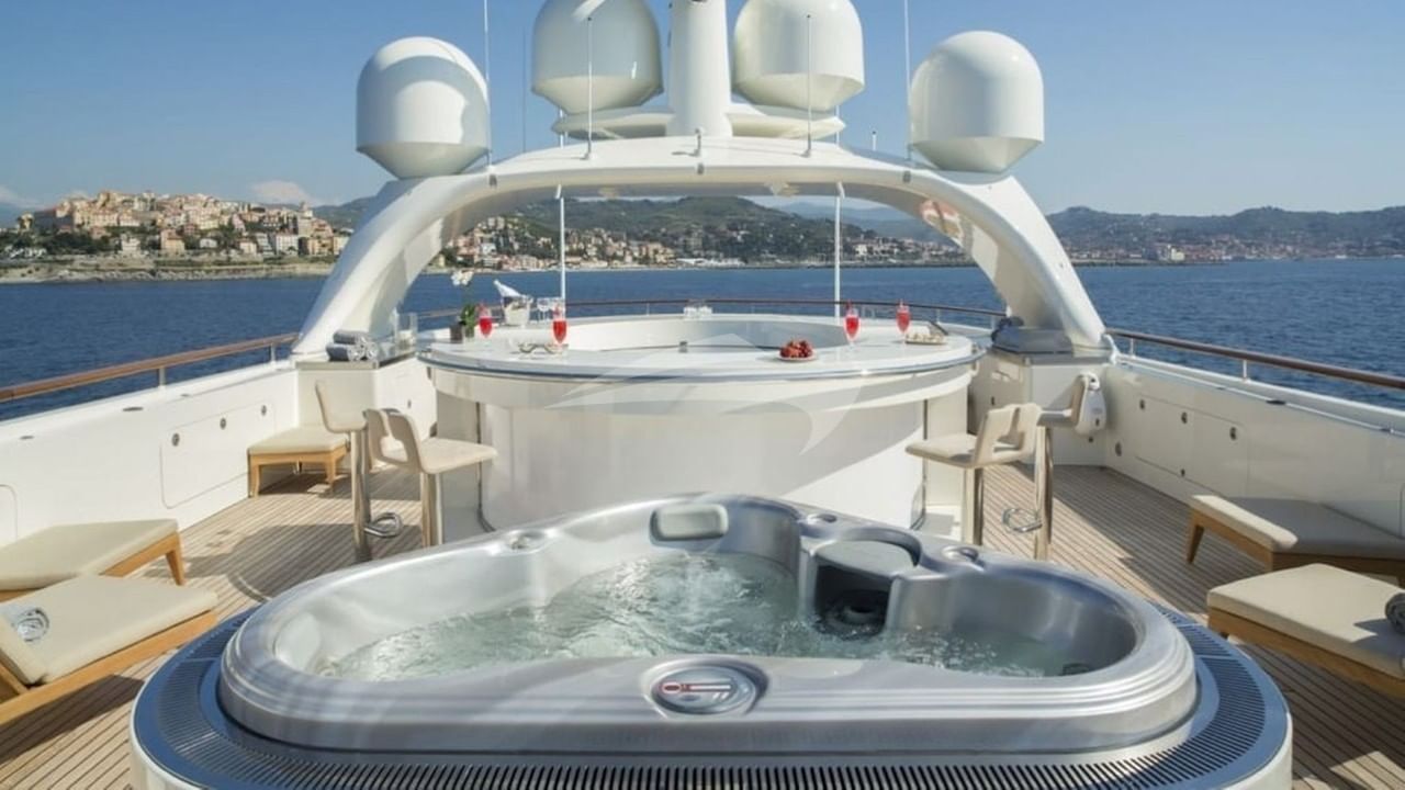 Deck Jacuzzi and Bar